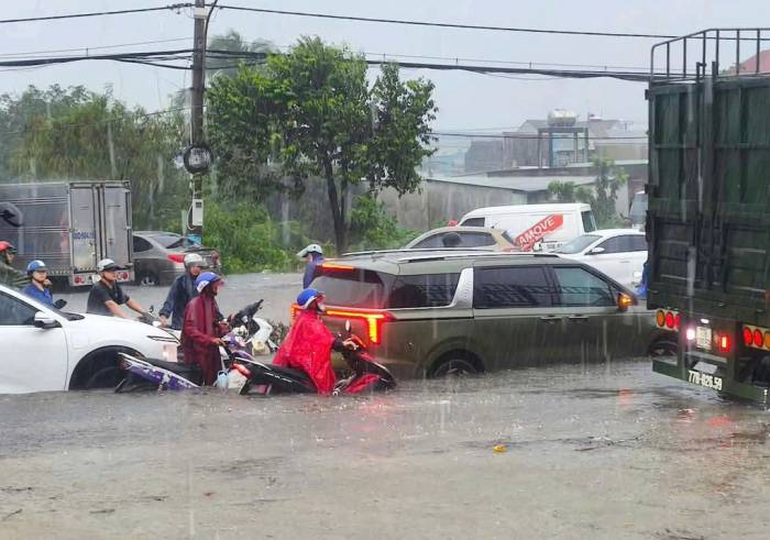 ĐT 746 qua phường Tân Hiệp ngập nặng chiều 25/9. Ảnh: Thái Hà