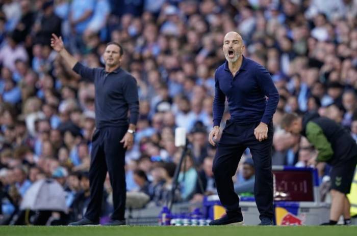 HLV Enzo Maresca (phải) và Frank Lampard chỉ đạo trong trận. Ảnh: AP