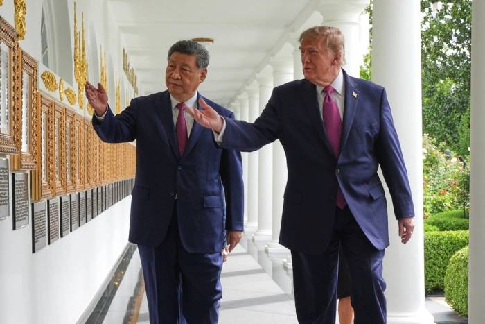 Ông Trump và ông Tập sải bước dọc hành lang Nhà Trắng ngày 24/9. Ảnh: AP