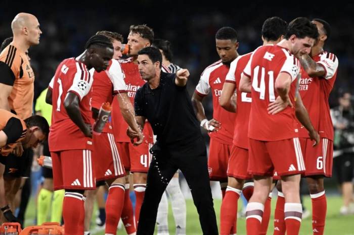 HLV Mikel Arteta (áo đen) chỉ đạo các cầu thủ Arsenal trong trận thắng Napoli 1-0 ở lượt đầu vòng phân hạng Champions League trên sân Diego Armando Maradona, Napoli, Italy ngày 9/9/2026. Ảnh: Arsenal FC