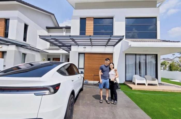 Jim Ng cùng vợ Catheryn Wong ở khu đô thị biệt lập Gamuda Cove, bang Selangor, Singapore. Ảnh: Straits Times