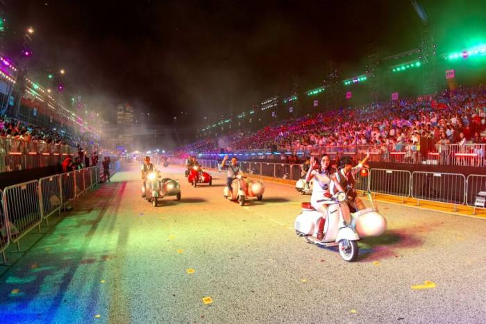 Du khách trải nghiệm tour Vespa trên đường đua Grand Prix năm ngoái. Ảnh: Singapore Sidecars