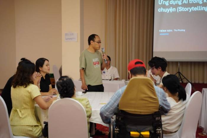 Một học viên chia sẻ trải nghiệm trong buổi tập huấn ứng dụng AI. Ảnh: Inclusive Solutions