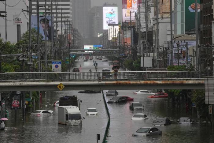 Tuyến phố với nhiều phương tiện bị ngập trong nước ở Bangkok, Thái Lan ngày 26/9. Ảnh: AP