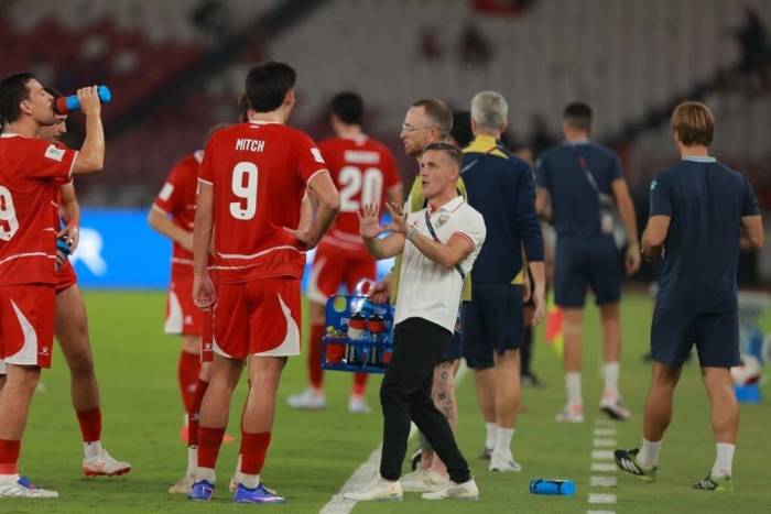 HLV John Herdman chỉ đạo cầu thủ trong trận Indonesia thắng Singapore 2-0 ở FIFA ASEAN Cup 2026 trên sân Gelora Bung Karno, Jakarta, Indonesia ngày 25/9/2026. Ảnh: Kompas