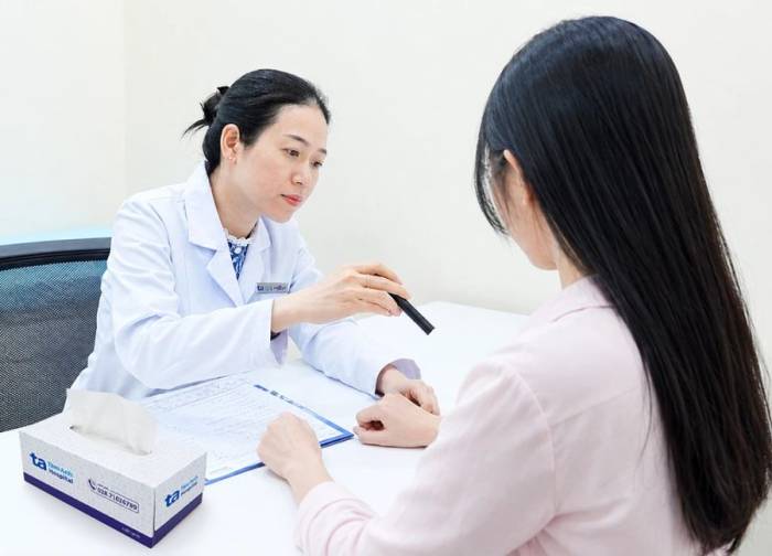 Bác sĩ Kim Dung khám và tư vấn cho người bệnh. Ảnh minh họa: Phòng khám Đa khoa Tâm Anh Quận 7