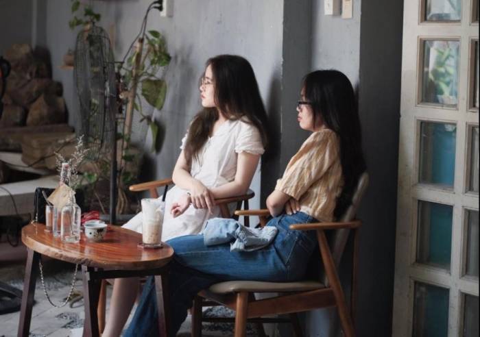 Khách đến dùng nước ở quán cà phê quận Bình Thạnh (cũ), TP HCM. Ảnh: Ngọc Ngân
