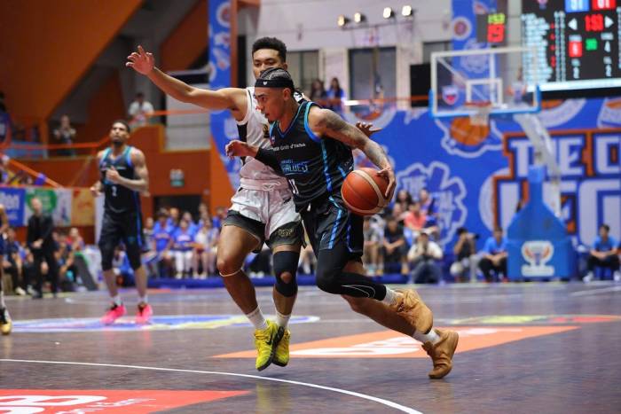 Cầu thủ Hanoi Buffaloes (áo đen) đột phá trước sự truy cản của Saigon Heat trong Game 1 chung kết VBA 2026 tại Nhà thi đấu Tây Hồ, Hà Nội tối 19/9. Ảnh: VBA