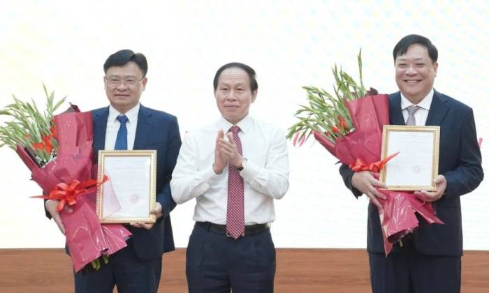 Phó thủ tướng Lê Tiến Châu trao quyết định bổ nhiệm hai Phó tổng Thanh tra Chính phủ Phạm Thành Ngại (bìa phải) và Nguyễn Thanh Tuấn, sáng 7/9. Ảnh: VGP