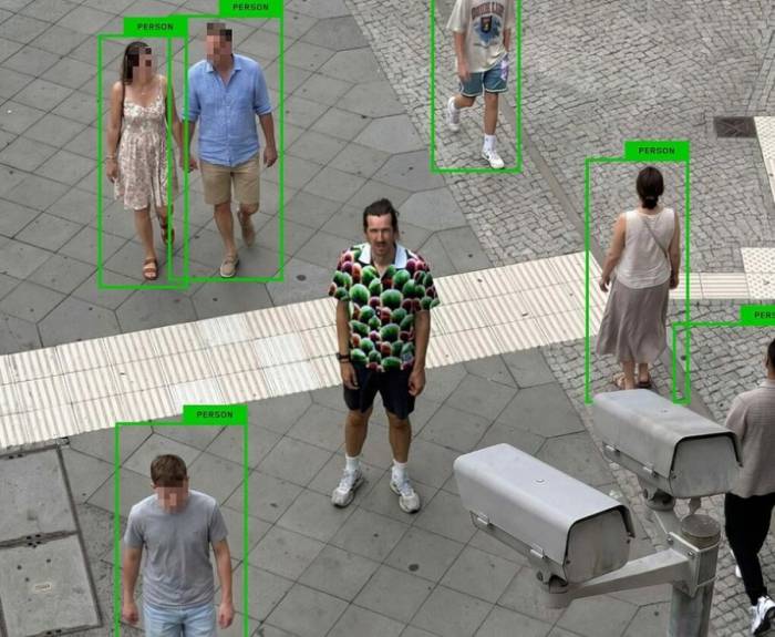 Áo Digital Camouflage giúp người mặc không bị camera AI nhận diện. Ảnh: Simon Weckert