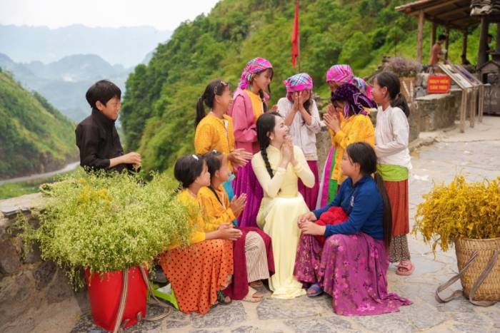 Duyên Quỳnh trong cảnh quay cùng các trẻ em vùng cao Tây Bắc.