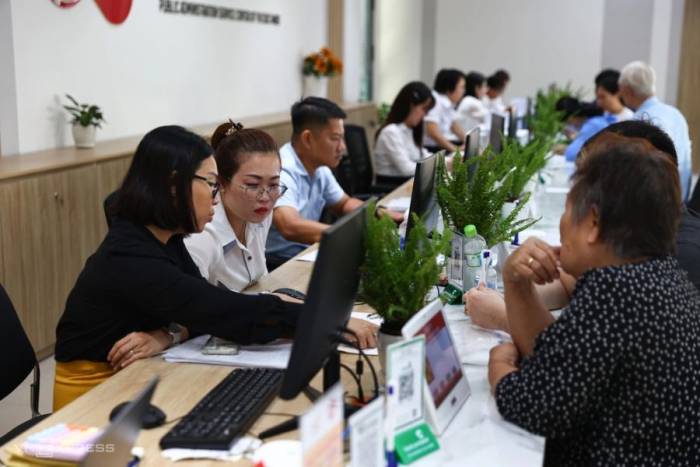 Cán bộ giải quyết thủ tục hành chính cho người dân tại TP HCM. Ảnh: Quỳnh Trần