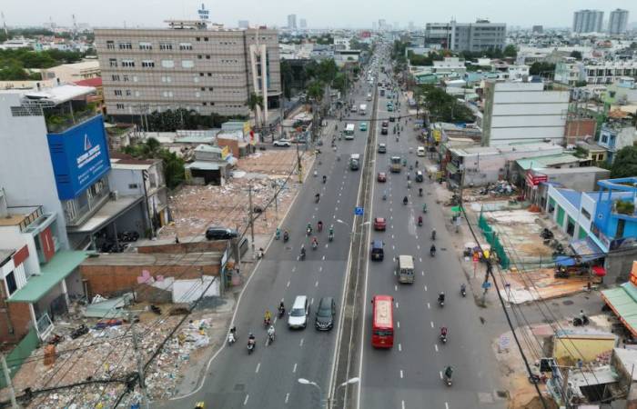 Nhiều đoạn trên quốc lộ 13 được bàn giao mặt bằng để mở rộng dự án. Ảnh: Quỳnh Trần