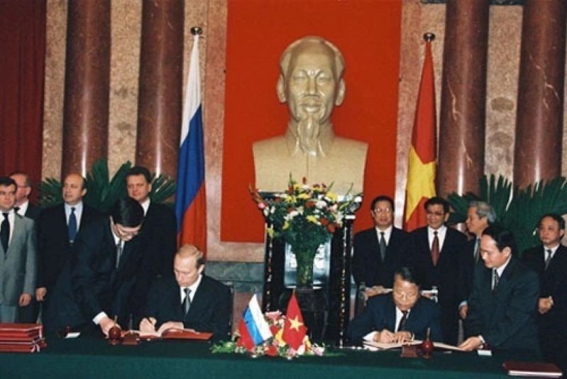 Tổng thống Vladimir Putin (trái) và chủ tịch nước Trần Đức Lương ký Tuyên bố chung về quan hệ đối tác chiến lược Việt Nam - Nga hồi tháng 3/2001. Ảnh: Kremlin.ru