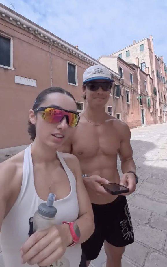 Julia Latoff cùng bạn trai Mike Naccarella, tại Venice du lịch hồi tháng 7. Ảnh: eats.by.julia