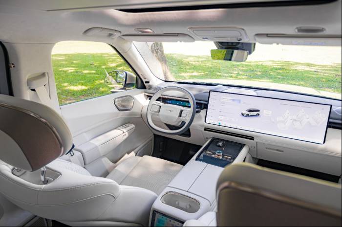 Thiết kế nội thất kết hợp trải nghiệm công nghệ và chất sang trên dòng SUV đầu bảng Lynk & Co 900. Ảnh: Lynk & Co