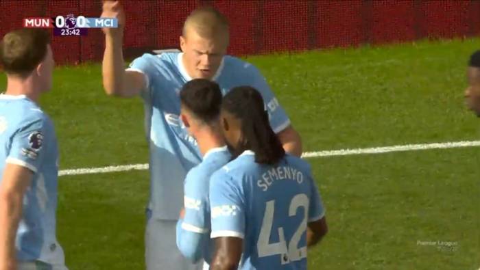 Erling Haaland yêu cầu Phil Foden rời sân ngay lập tức sau khi phải nhận thẻ đỏ trong trận Man Utd - Man City trên sân Old Trafford, Manchester, Anh ngày 13/9/2026. Ảnh chụp màn hình