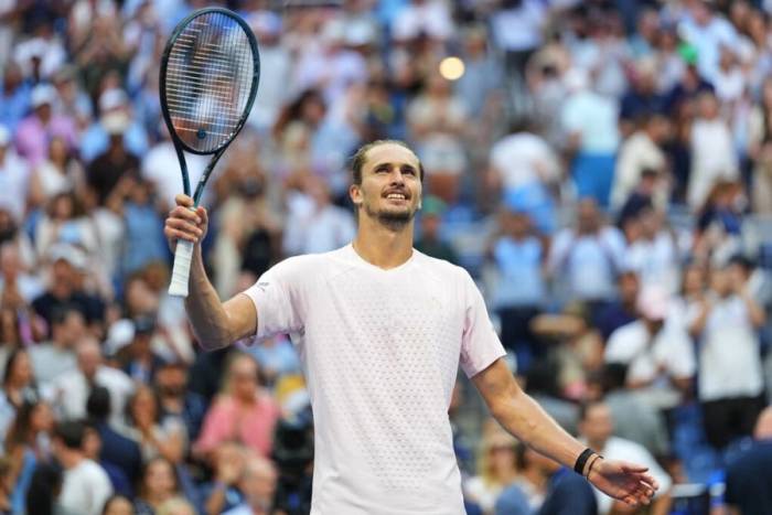Zverev mừng chiến thắng trước Khachanov ở bán kết đơn nam Mỹ Mở rộng, tại sân Arthur Ashe, Trung tâm Quần vợt Quốc gia Billie Jean King, Flushing Meadows, New York, Mỹ ngày 11/9/2026. Ảnh: AP