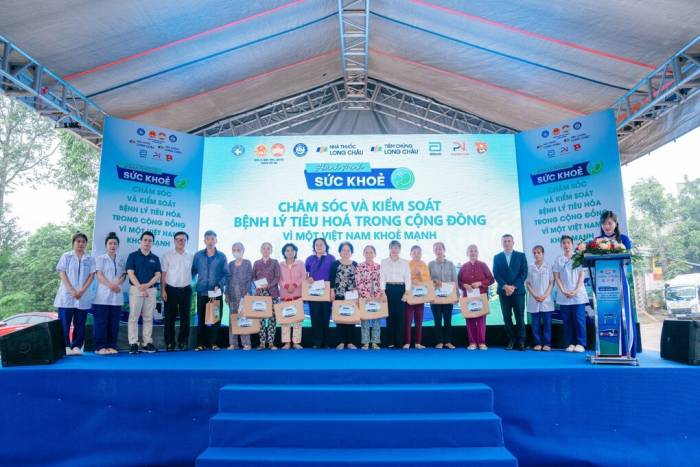 Trong khuôn khổ chương trình, các đơn vị đã trao tặng những phần quà đến các gia đình có hoàn cảnh khó khăn tại địa phương. Ảnh: Long Châu
