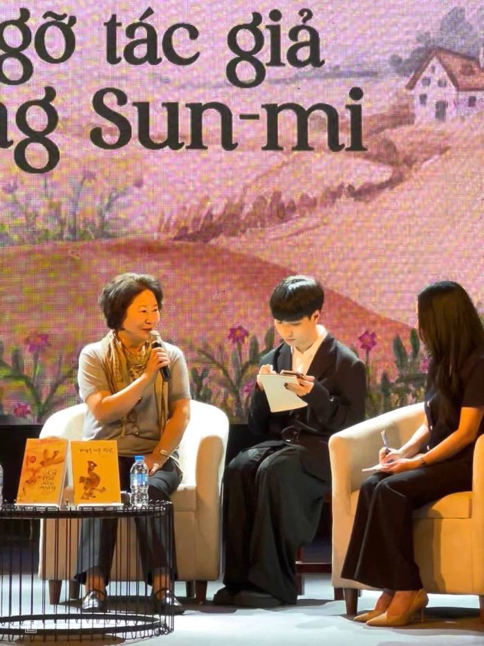 Nhà văn Hwang Sun-mi (ngoài cùng bên trái) tại buổi gặp gỡ độc giả Việt Nam. Ảnh: Phương Linh