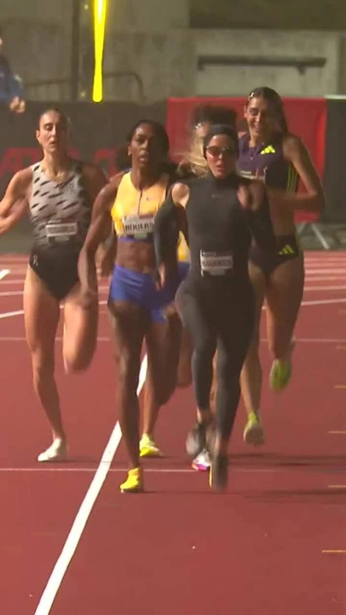 Keely Hodgkinson thi đấu với bộ đồ tốc độ bó sát toàn thân do Nike thiết kế riêng