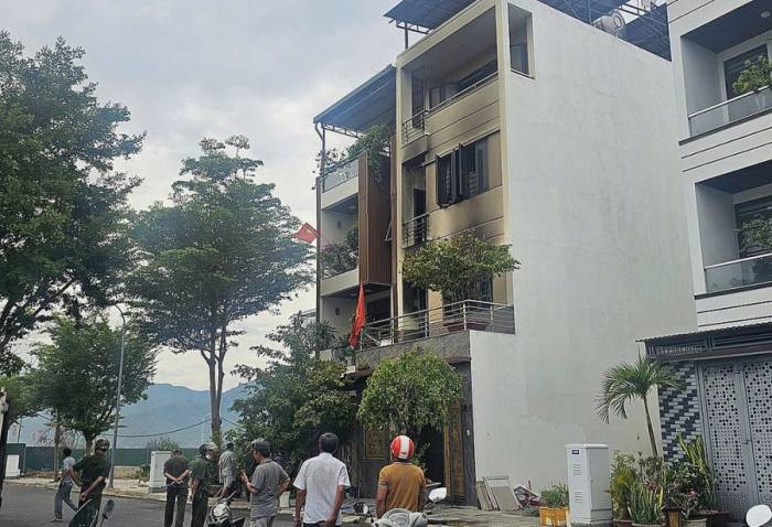 Lực lượng chức năng đang khám nghiệm hiện trường, điều tra nguyên nhân vụ cháy. Ảnh: Bùi Toàn