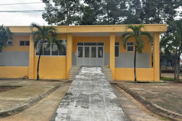 Thi thể nạn nhân được đưa vào nhà xác chờ khám nghiệm tử thi, trưa 10/9. Ảnh: Nguyễn Tư