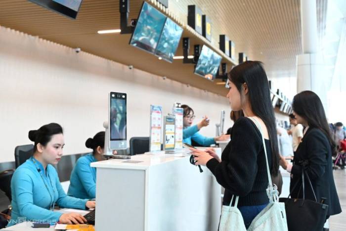 Du khách làm thủ tục bằng công nghệ sinh trắc học tại quầy trước khi lên máy bay tại Cảng hàng không Quốc tế Nội Bài, tháng 10/2025. Ảnh: Giang Huy