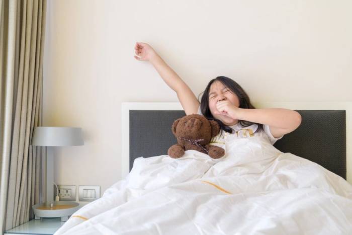 Trẻ khó thức dậy vào buổi sáng khi đã quen ngủ muộn trong kỳ nghỉ. Ảnh minh họa: Vecteezy
