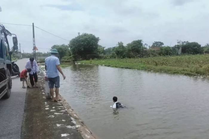 Nguyễn Mạnh Hùng cứu hai em nhỏ ngày 24/9. Ảnh người dân cung cấp