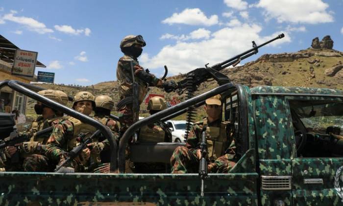 Lính Houthi ở thành phố Mocha ngày 12/9. Ảnh: AP