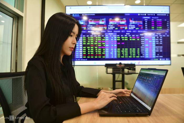 Nhà đầu tư theo dõi thị trường chứng khoán tại một công ty ở TP HCM. Ảnh: Thanh Tùng