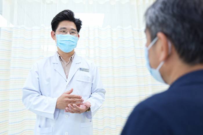 Bác sĩ Chánh đang tư vấn tình trạng bệnh cho ông Ly. Ảnh: Bệnh viện Đa khoa Tâm Anh