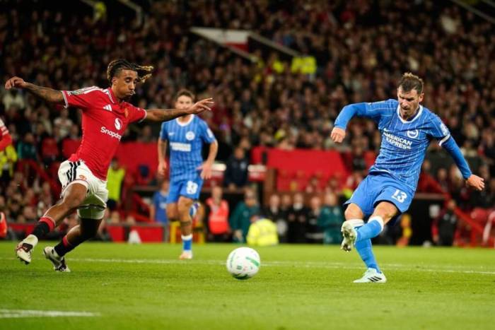 Pascal Gross ghi bàn thứ hai cho Brighton trong trận thắng Man Utd 3-2 ở vòng ba Cup Liên đoàn Anh tại Old Trafford, Manchester, Anh, ngày 16/9/2026. Ảnh: AP