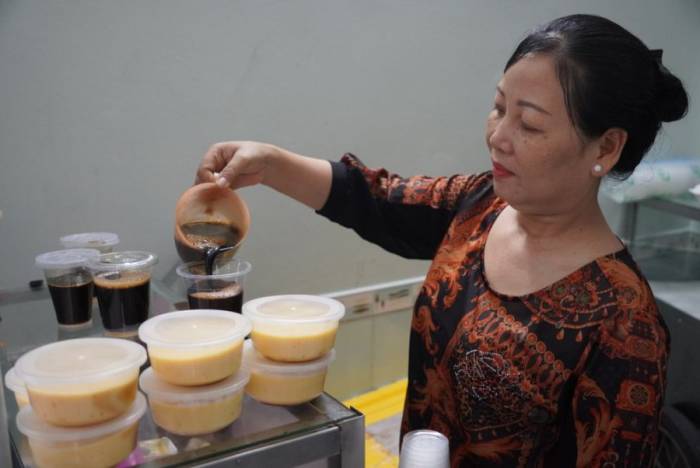 Bà Bùi Thị Thải đang chuẩn bị bánh bán cho khách sáng 21/8. Ảnh: Tuấn Anh