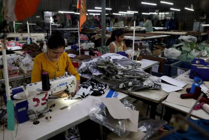 Công nhân may trong nhà máy Bindal Silk Mills ở Surat, Gujarat, Ấn Độ, ngày 16/6. Ảnh: Reuters