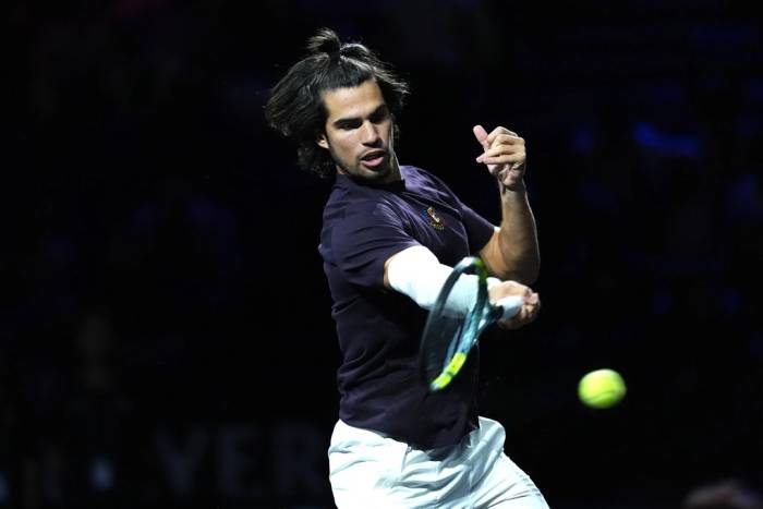Alcaraz đánh bóng trong buổi tập trước thềm Laver Cup tại nhà thi đấu O2, London, Anh ngày 24/9/2026. Ảnh: AP