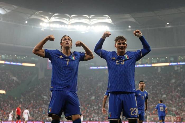 Sebastiano (phải) chia vui cùng Pio sau khi em trai ghi bàn ấn định chiến thắng 4-1 cho Italy trước chủ nhà Thổ Nhĩ Kỳ ở lượt hai bảng A1 Nations League trên sân Bursa ngày 28/9/2026. Ảnh: X / Azzurri