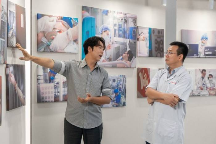 Nhiếp ảnh gia Ngô Trần Hải An và BS.CKII Phan Vĩnh Thọ phân tích những hiểm nguy phía sau sốt xuất huyết Dengue, qua các khung hình được ghi nhận tại bệnh viện. Ảnh: Doctor247