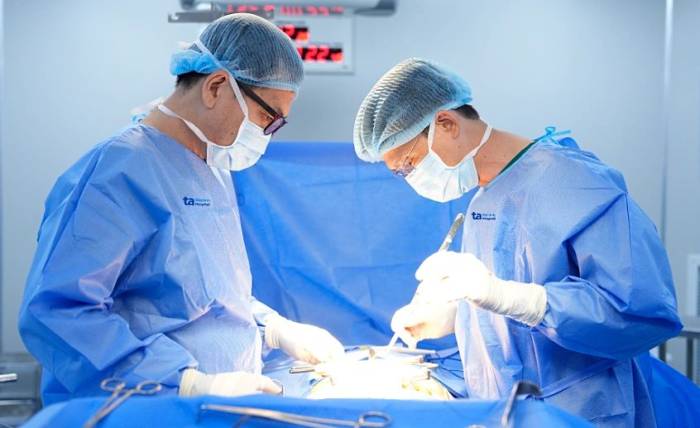 Bác sĩ Tấn và ê kíp phẫu thuật ung thư buồng trứng cho người bệnh. Ảnh minh họa: Bệnh viện Đa khoa Tâm Anh