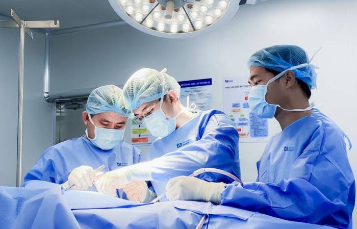 Bác sĩ Duy (giữa) thay khớp và kết hợp xương cho bà Nhàn. Ảnh: Bệnh viện Đa khoa Tâm Anh
