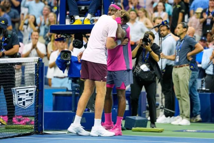 Tiafoe (phải) ôm Michelsen sau khi thắng ngược đàn em ở tứ kết Mỹ Mở rộng, tại sân Arthur Ashe, Trung tâm Quần vợt Quốc gia Billie Jean King, Flushing Meadows, New York, Mỹ ngày 8/9/2026. Ảnh: AP