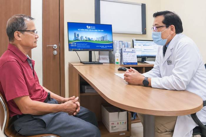 Bác sĩ Minh Hùng đang tư vấn cho ông Đại trong ngày tái khám. Ảnh: Bệnh viện cung cấp