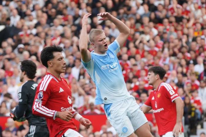 Erling Haaland phản ứng trong trận Man Utd gặp Man City tại Ngoại hạng Anh ở Old Trafford, Manchester, Anh, ngày 13/9/2026. Ảnh: AP