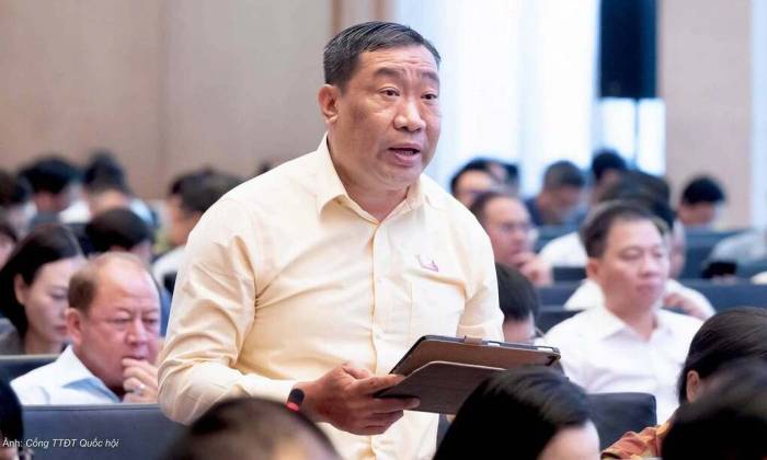 Phó đoàn đại biểu Quốc hội tỉnh Vĩnh Long Thạch Phước Bình phát biểu tại hội nghị sáng 29/9. Ảnh: Cổng TTĐT Quốc hội