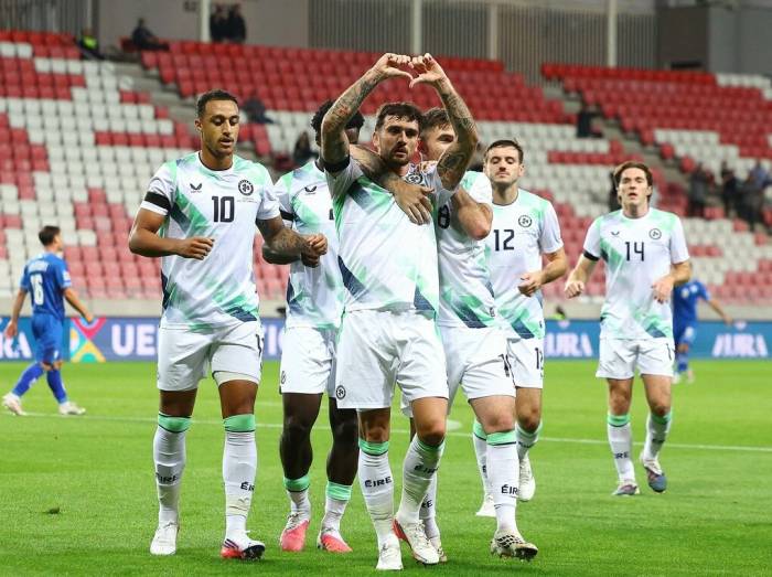 Tiền đạo Troy Parrott (giữa) làm dấu trái tim mừng bàn mở tỷ số trận thắng Israel 3-0 ngày 27/9. Ảnh: Reuters