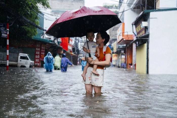 Tuyến đường ở thôn Nhân Mỹ, phường Từ Liêm ngập khoảng 0,5 m. Ảnh: Tùng Đinh
