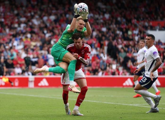 Neco Williams va chạm với thủ môn Antonin Kinsky trong trận Nottingham Forest hòa Tottenham 0-0 ở vòng ba Ngoại hạng Anh, trên sân City Ground, Nottingham, Anh, ngày 5/9/2026. Ảnh: AFP