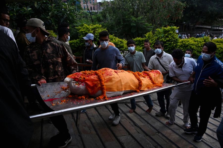 Người dân Nepal khiêng thi hài nạn nhân trong vụ lũ quét tới hỏa táng ở đền Pashupatinath, Kathmandu, ngày 2/9. Ảnh: AFP