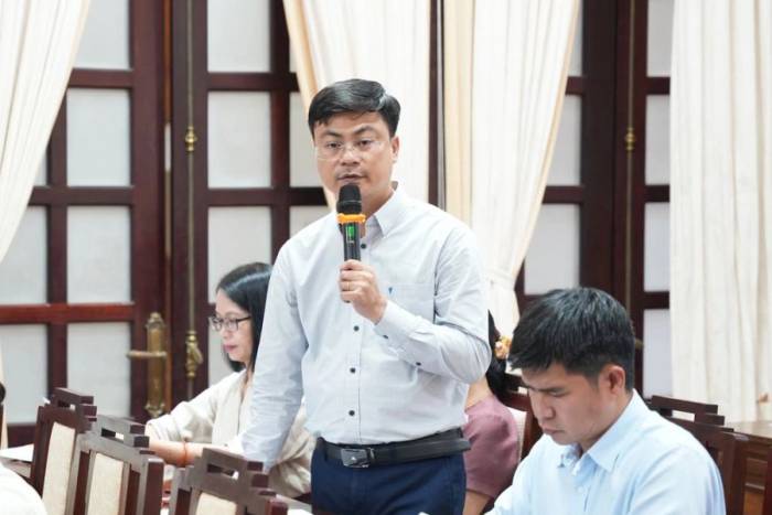 Ông Phạm Bá Thành, Chánh văn phòng Sở Giáo dục và Đào tạo TP Huế thông tin về sách giáo khoa. Ảnh: Võ Thạnh